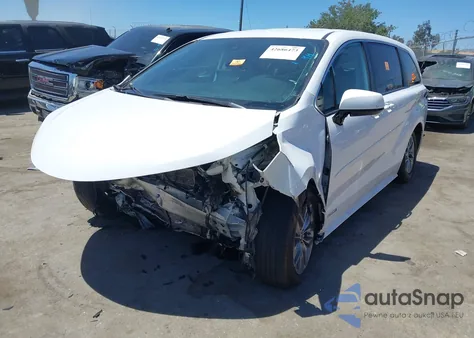 2021 Toyota Sienna Le z USA, uszkodzony, nr VIN 5TDKRKEC2MS035767